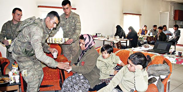 Göçmenleri son anda Mehmetçik kurtardı