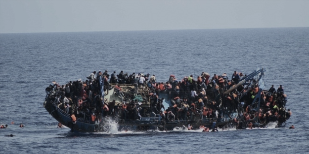 Göçmenleri taşıyan bir tekne daha battı! Ölü ve kayıplar var...