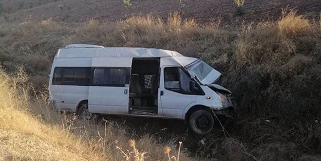 Göçmenleri taşıyan minibüs devrildi: 2 ölü, 30 yaralı