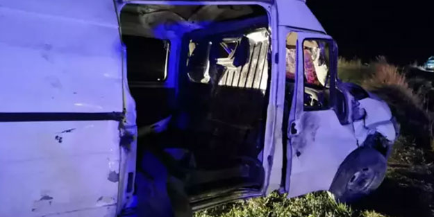 Göçmenleri taşıyan minibüs devrildi