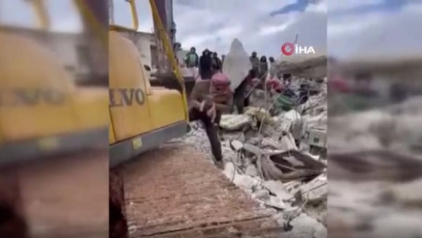 Göçük altında doğum yaptı! Bu bebek enkaz altında doğdu