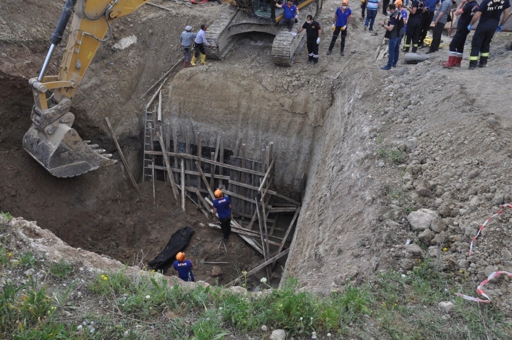 Göçük altında kalan 70 yaşındaki işçi hayatını kaybetti 