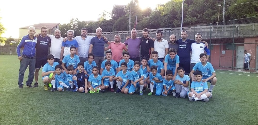 Göçükte kaybettikleri arkadaşlarının anısına yaz futbol okulu açtılar 