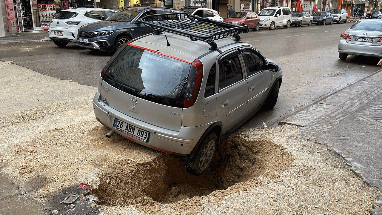 Göçükteki arabayı çekici kurtardı