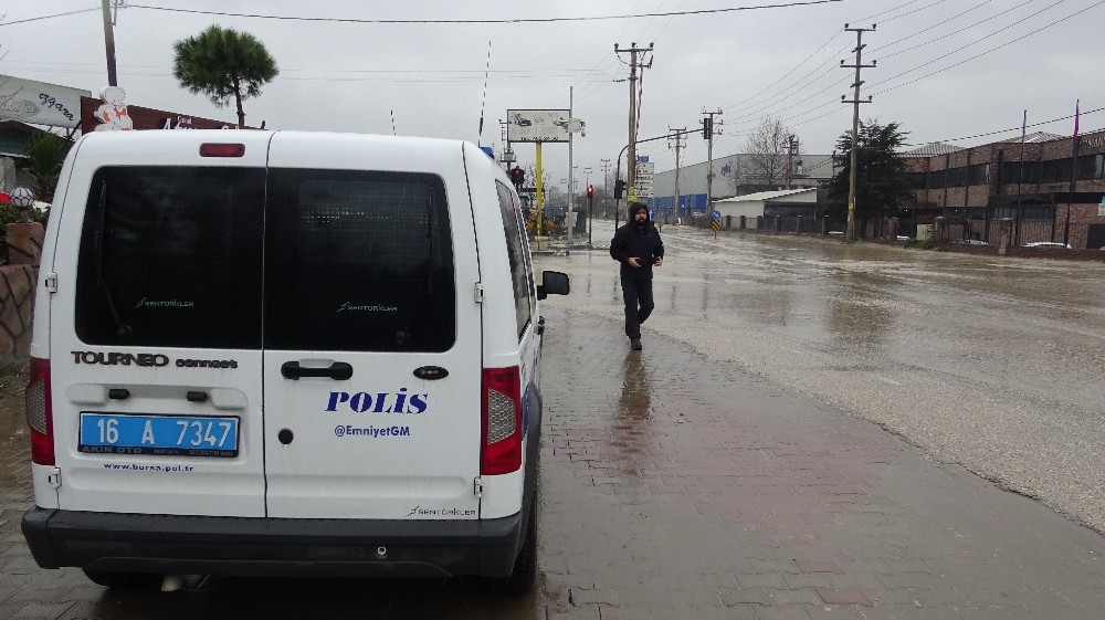 Göğsünden vurulup yola atılan genç kadın hayatını kaybetti 