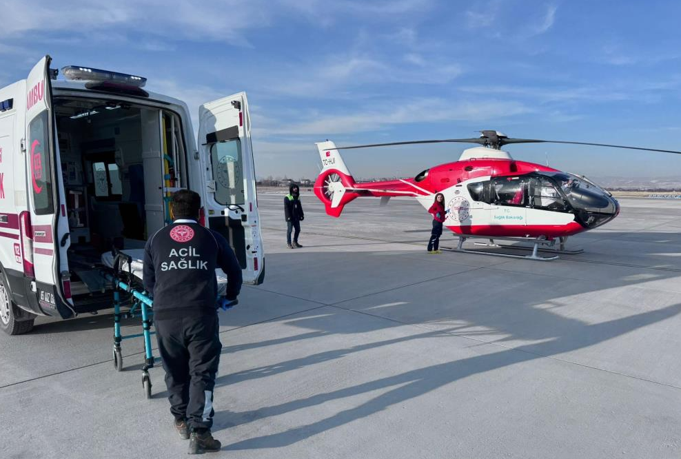  Göğüs ağrısı çeken hasta, ambulans helikopter ile Van'a getirildi