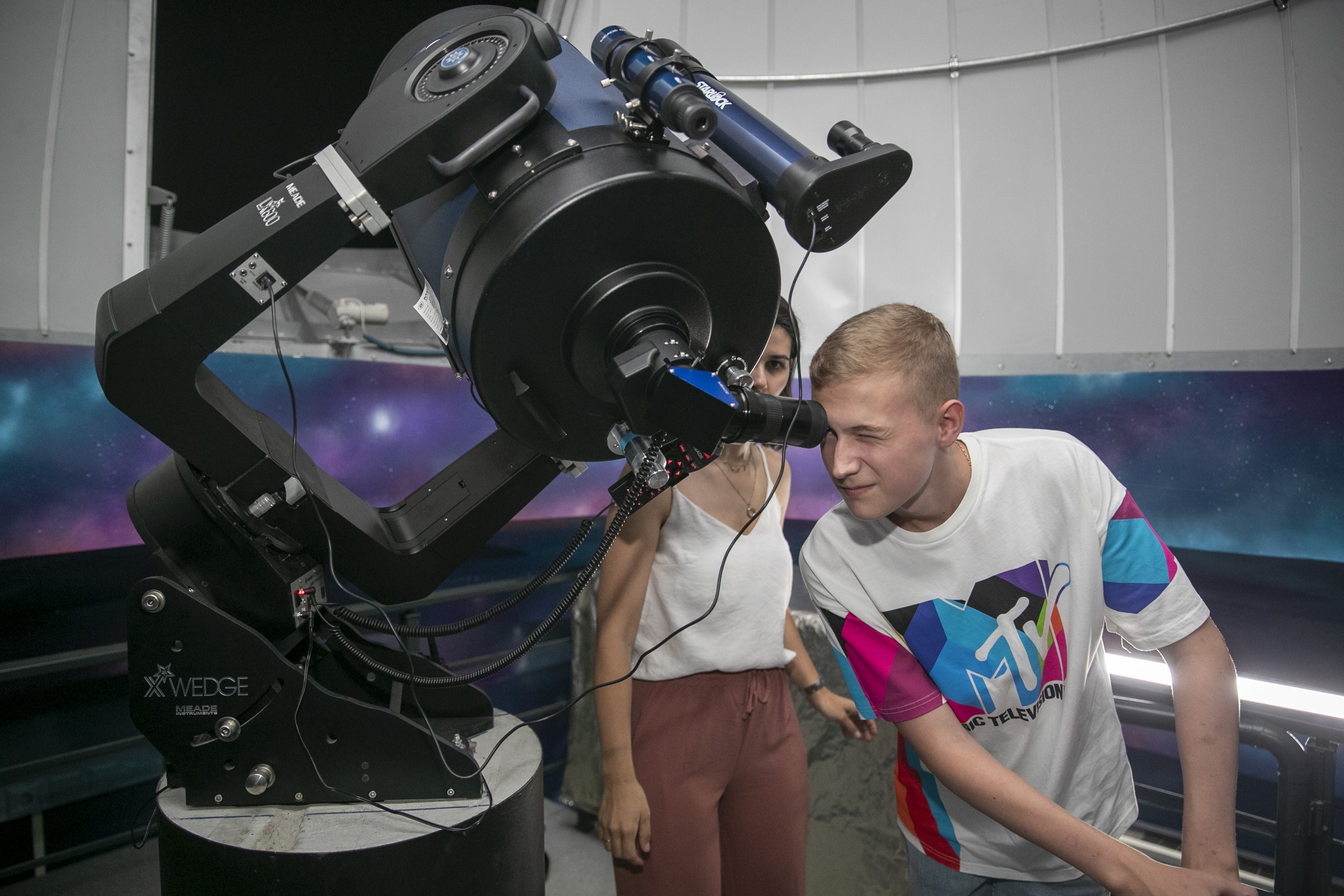 Gök bilim meraklıları, ayın ilk dördün evresini gözlemledi