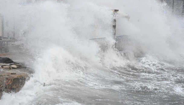 Gökçeada ve Bozcaada’ya fırtına engeli! Tüm feribot seferleri durduruldu