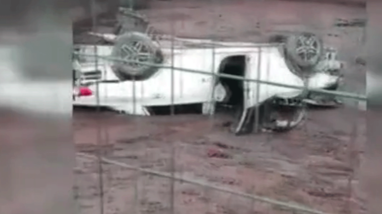 Gökçeada'da otomobil fabrikanın bahçesine uçtu!