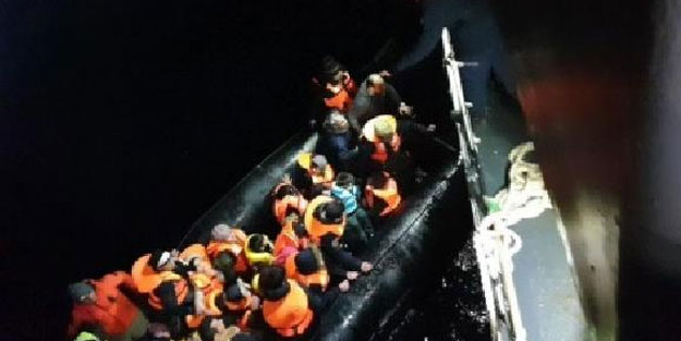 Gökçeada'da sürüklenen botta 47 kaçak yakalandı