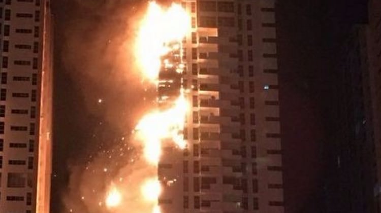 Gökdelen alevlerle kaplandı!