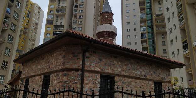 Gökdelenlerin gölgesinde 700 yıllık en küçük cami