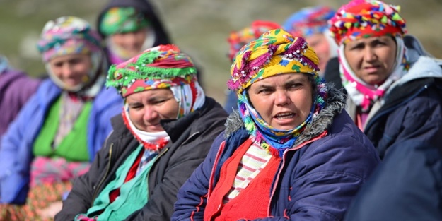 Gökkuşağının renklerini giysilerinde taşıyorlar