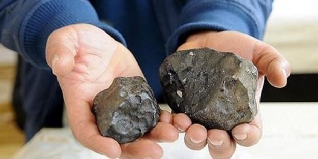 Göktaşı ellerinde patladı!