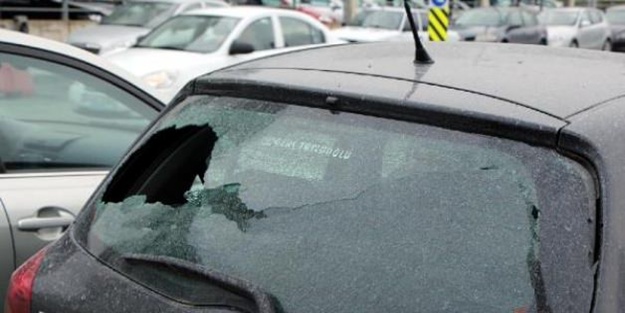 Gökten taş yağdı, 40 araç hasar gördü / Video Haber