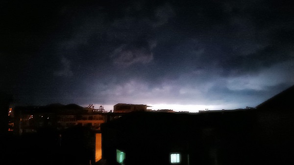 Şimşekler geceyi gündüze çevirdi