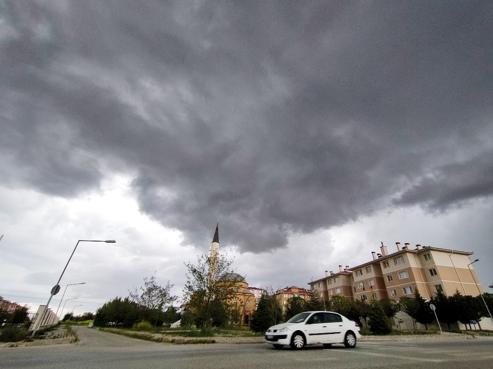 Gökyüzü karardı, yağmur başladı 