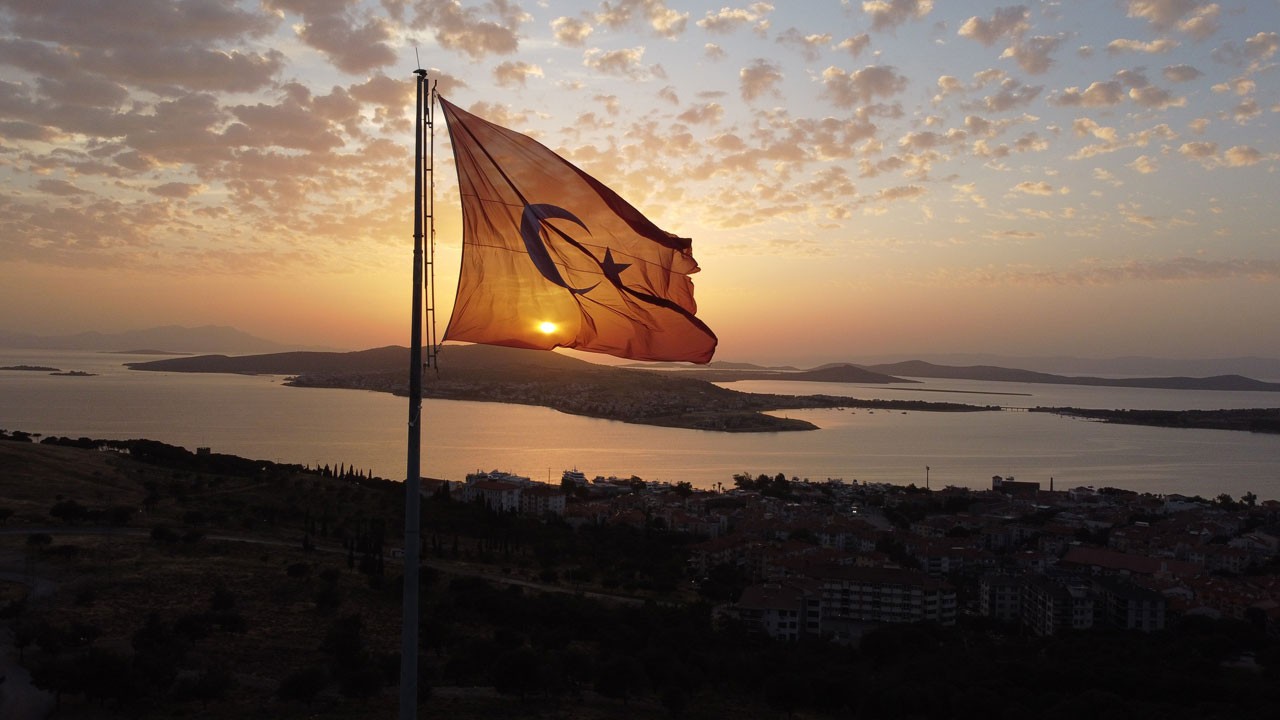 Gökyüzü kırmızıya boyandı! Dev Türk bayrağıyla gün batımı büyüledi