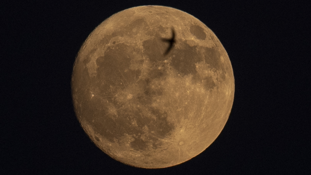 Gökyüzünde 19 Yılda Bir Gelen Şov: Dev ve Turuncu Ay!