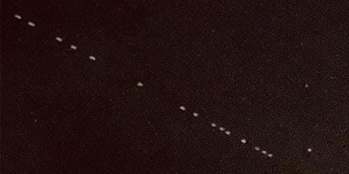 Gökyüzünde gece görülen hareket halindeki ışıklar heyacana yol açtı 