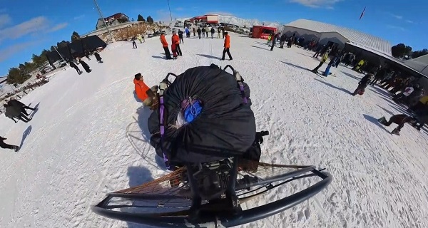 Gökyüzünde kahvaltı yapan paraşütçü ölümden döndü