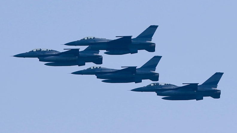 Gökyüzünde selfie faciası: İki savaş uçağı fotoğraf çekerken çarpıştı