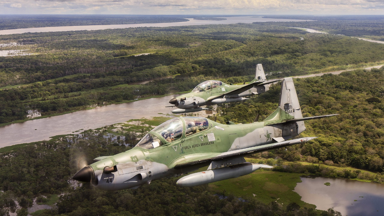 Gökyüzünde şok anlar! İki uçak havada çarpıştı