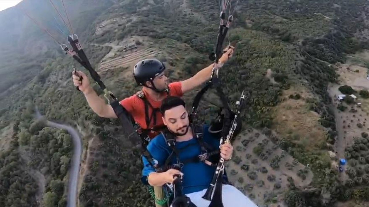 Gökyüzünde süzülürken klarnet çaldı