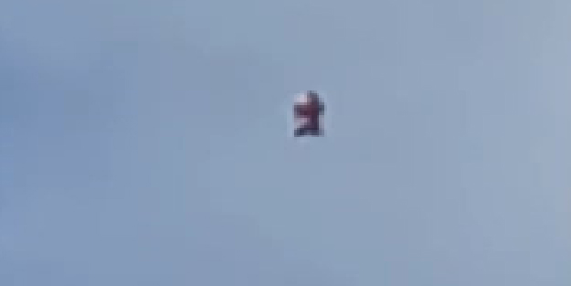 Gökyüzünde tedirgin eden görüntü! Garip cisim kameraya böyle yansıdı