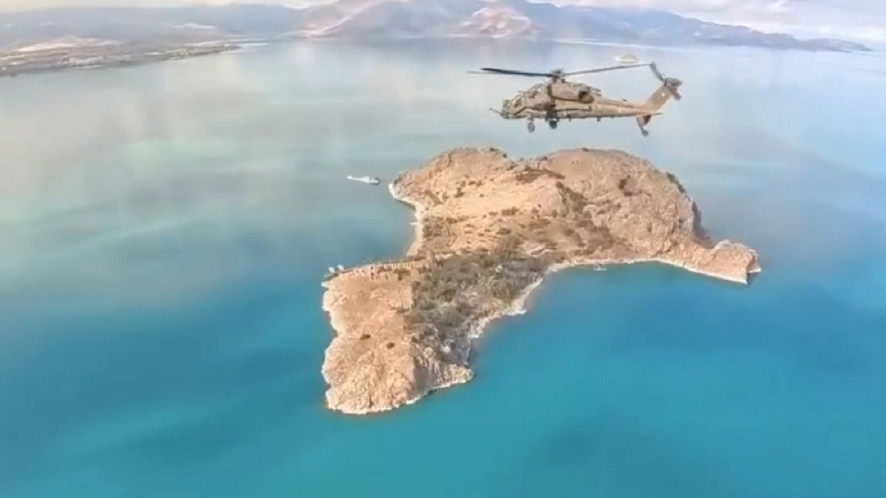 Gökyüzünden büyüleyen manzara! Atak helikopterleri Van Gölü üzerinde süzüldü