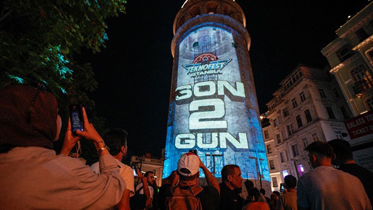 Gökyüzüne teknoloji mesajı! Galata Kulesi’nde büyüleyici TEKNOFEST gösterisi