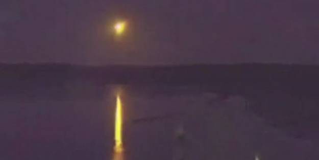 Gökyüzünü aydınlatan parlak cisim heyecanlandırdı! Olay güvenlik kamerasına yansıdı