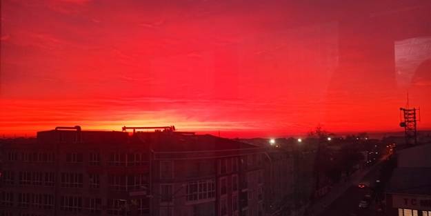 Gökyüzünü gören telefona sarıldı!