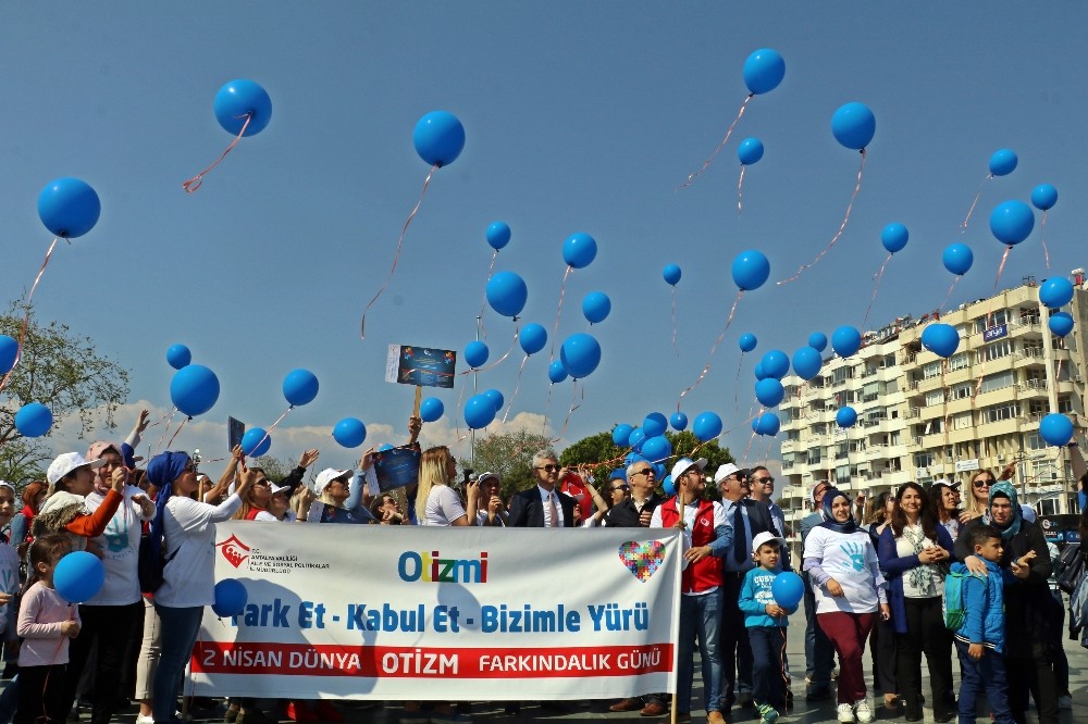 Gökyüzünü maviye boyadılar 