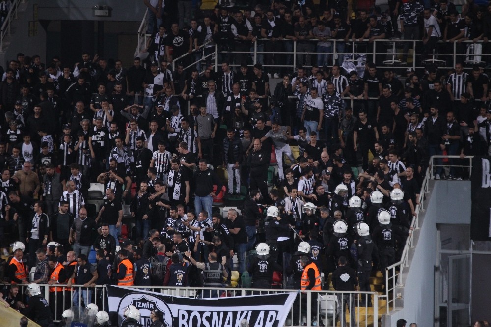 Gol iptal olunca tribünler karıştı 
