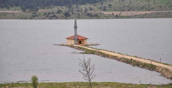Bolu'da göl ortasında kalan cami ibadete açılacak