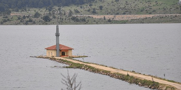Göl ortasında kalan cami ibadete açılıyor