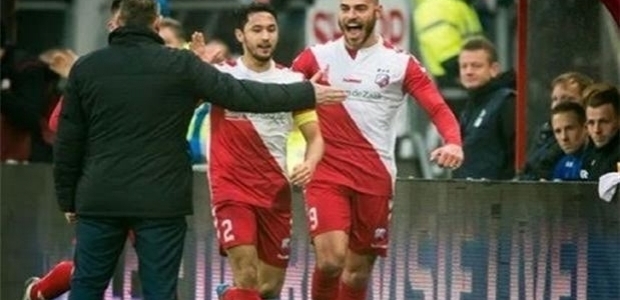 Golü attı rakip takım teknik direktörüne koştu!