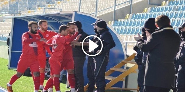 Gol sevincinde polislere koştular