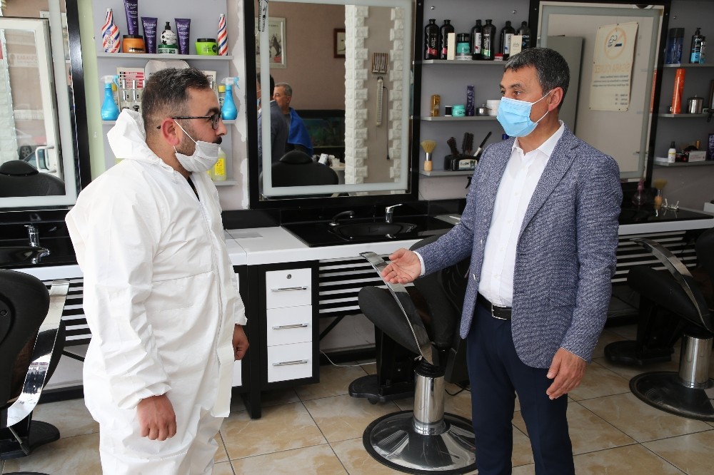 Gölbaşı Belediye Başkanı Şimşek, esnafa siftah parası takdim etti 