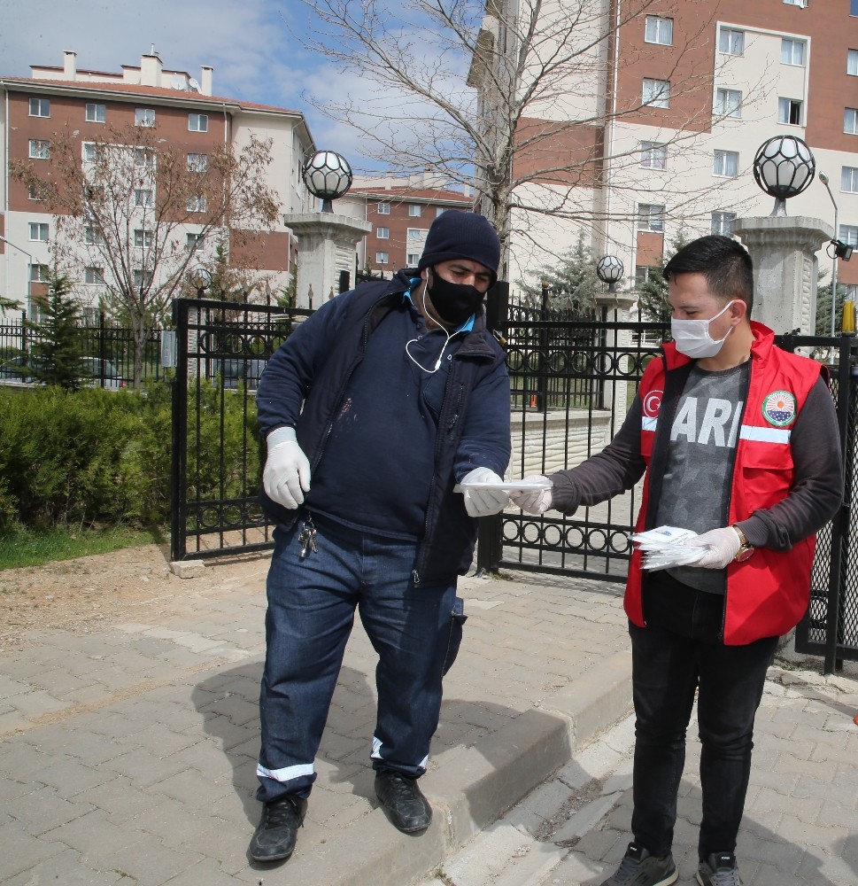 Gölbaşı Belediyesi apartman görevlilerine maske dağıttı 
