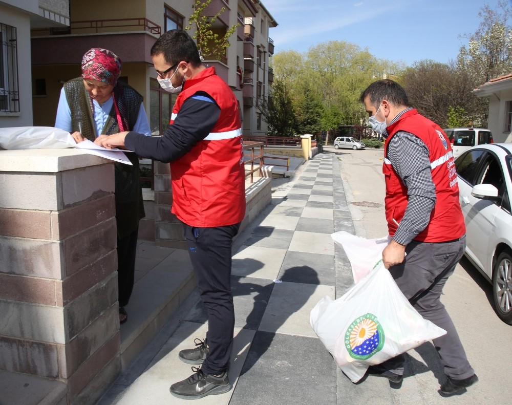 Gölbaşı Belediyesi ihtiyaç sahiplerinin yanında 