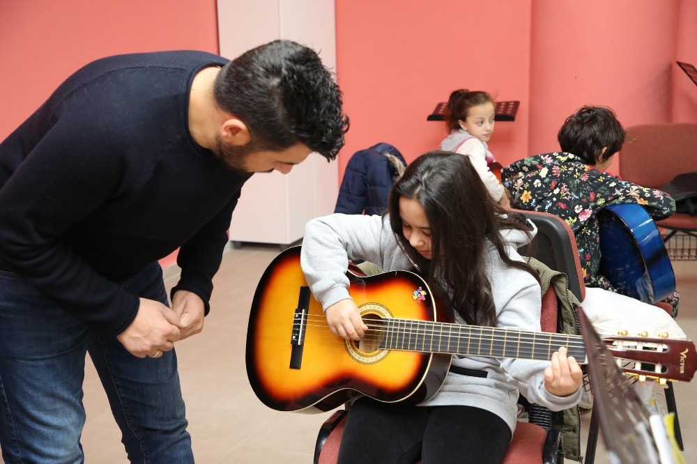 Gölbaşı Belediyesi kursları müzik tutkunlarını ağırlıyor 