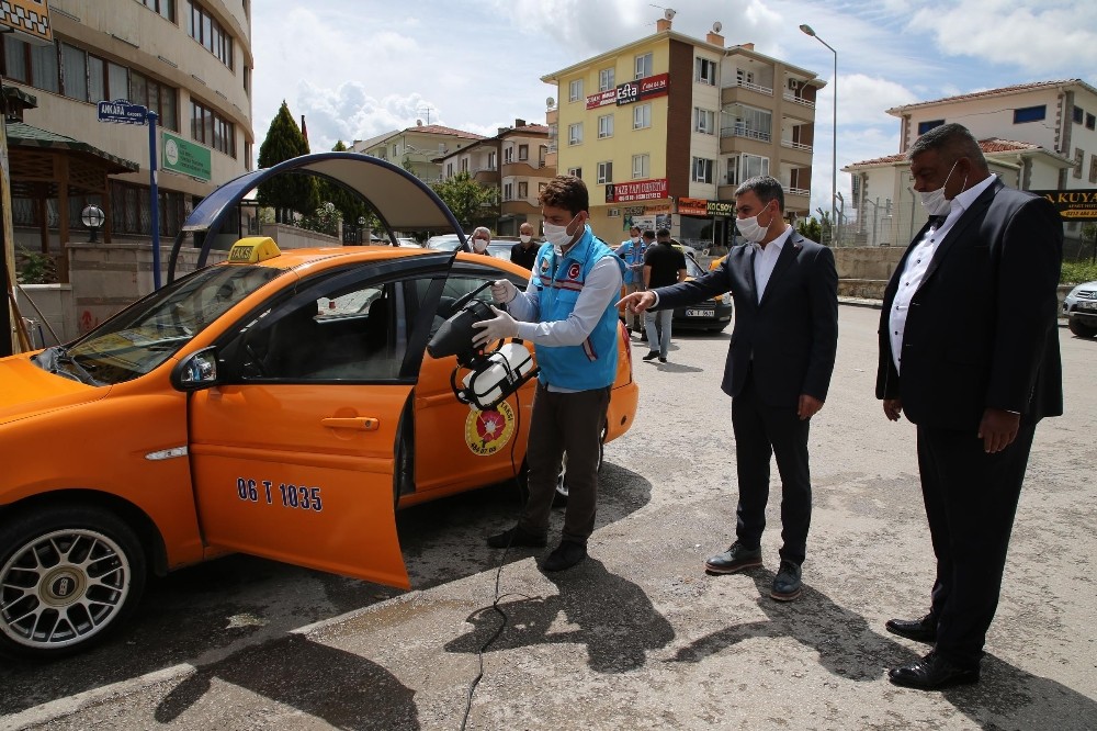 Gölbaşı Belediyesi taksicilerinin yanında 
