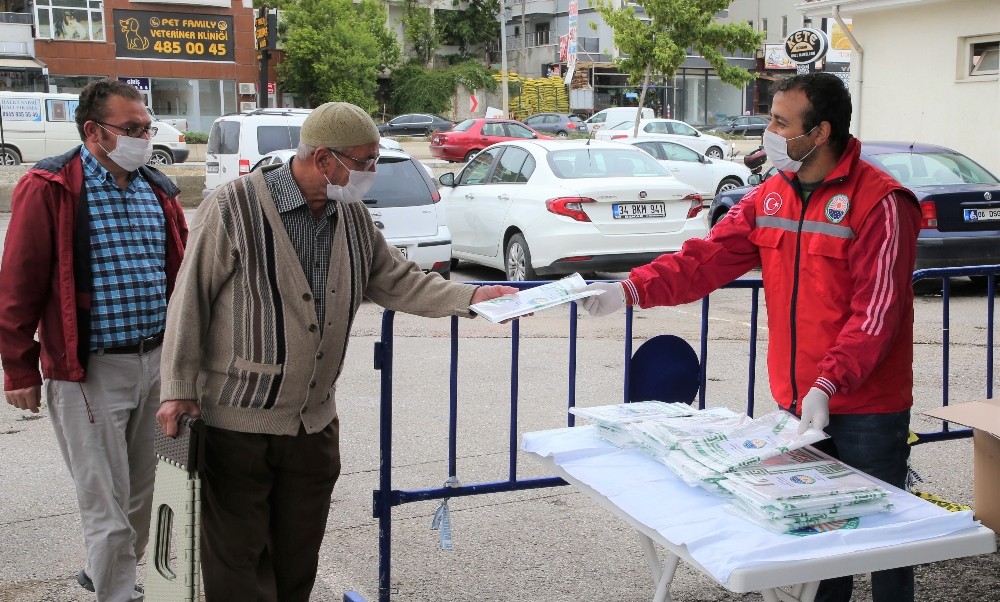 Gölbaşı Belediyesinden vatandaşlara tek kullanımlık seccade dağıtımı 