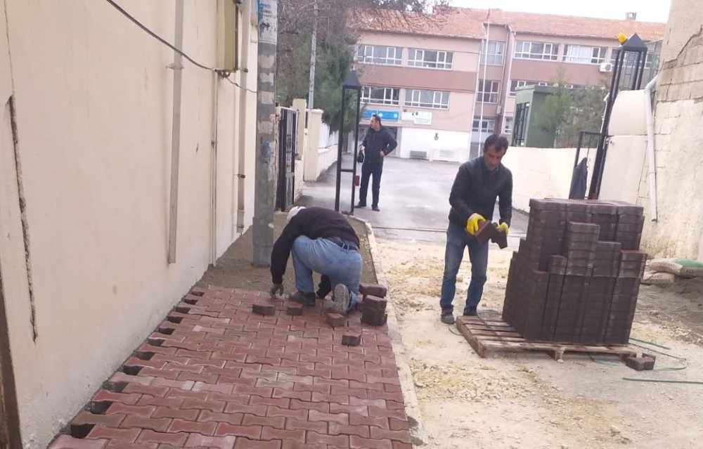 Gölbaşı Caddesinde kaldırım çalışması yapıldı 