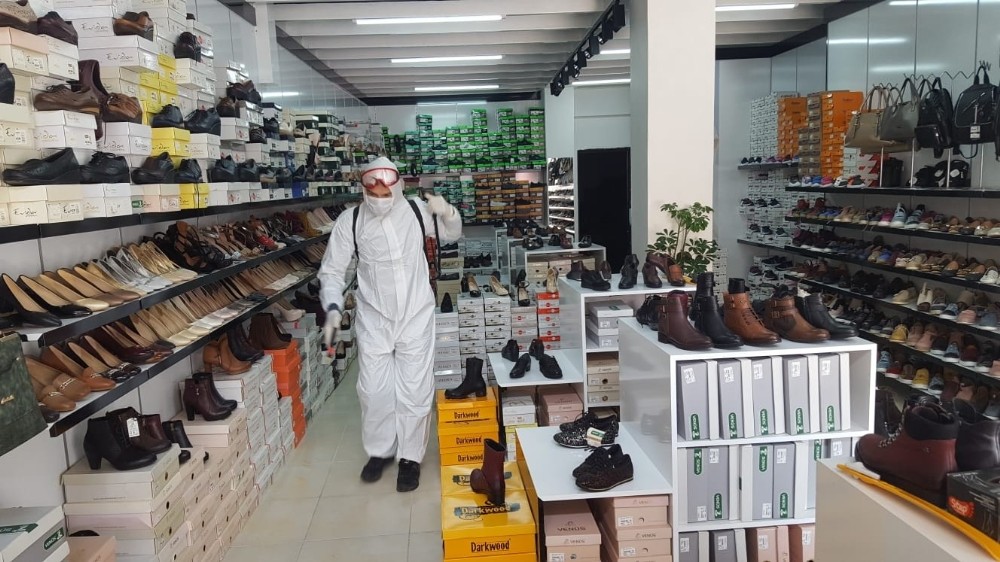 Gölbaşı ilçesinde esnaflar iş yerlerini dezenfekte ediyor 