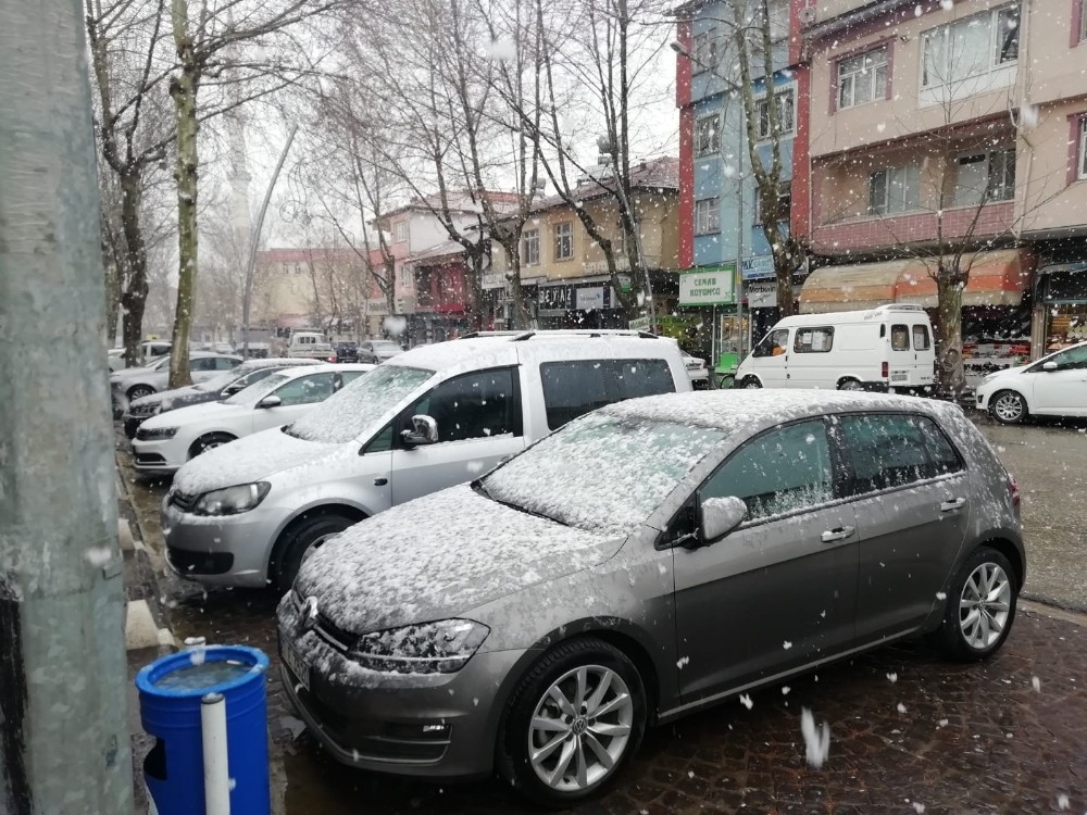 Gölbaşı ilçesinde lapa lapa kar yağıyor 