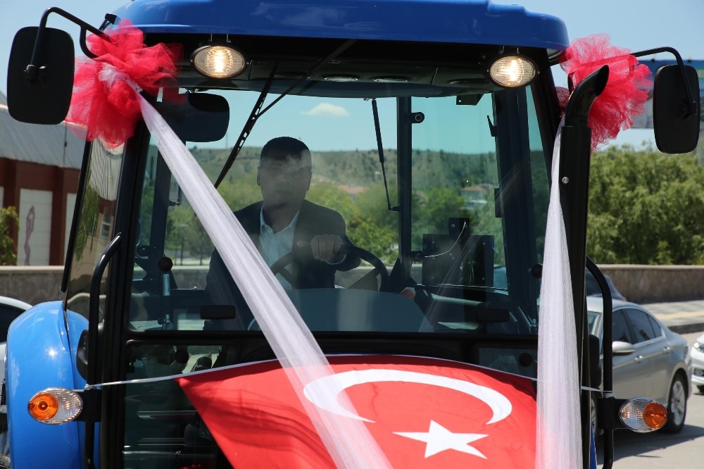 Gölbaşi Zirat Odasi’na traktör hediye edildi 