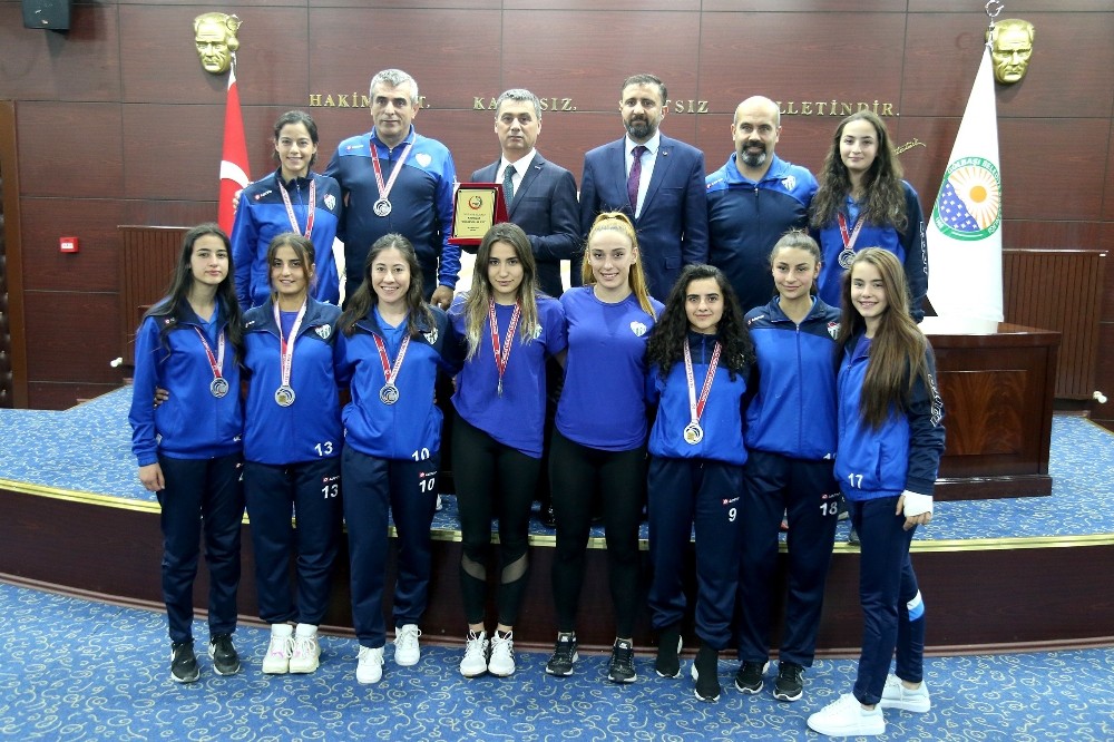 Gölbaşılı hentbolcular madalyalarını Başkan Şimşek’e sundu 